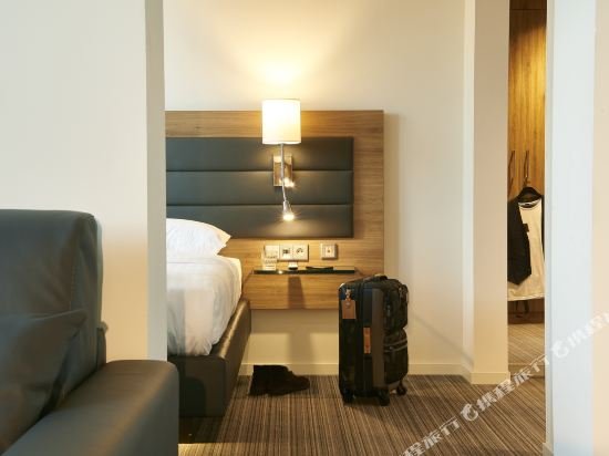 Фото Moxy Aberdeen Airport