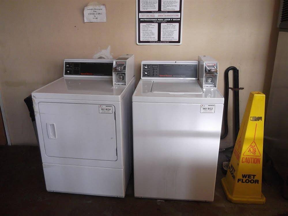 Фото Relax Inn And Suites