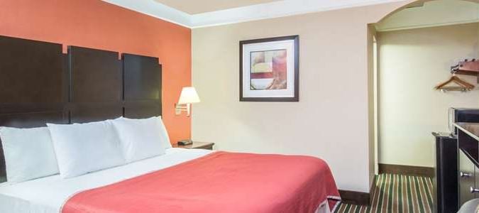 Фото Howard Johnson by Wyndham Historic Lake Charles