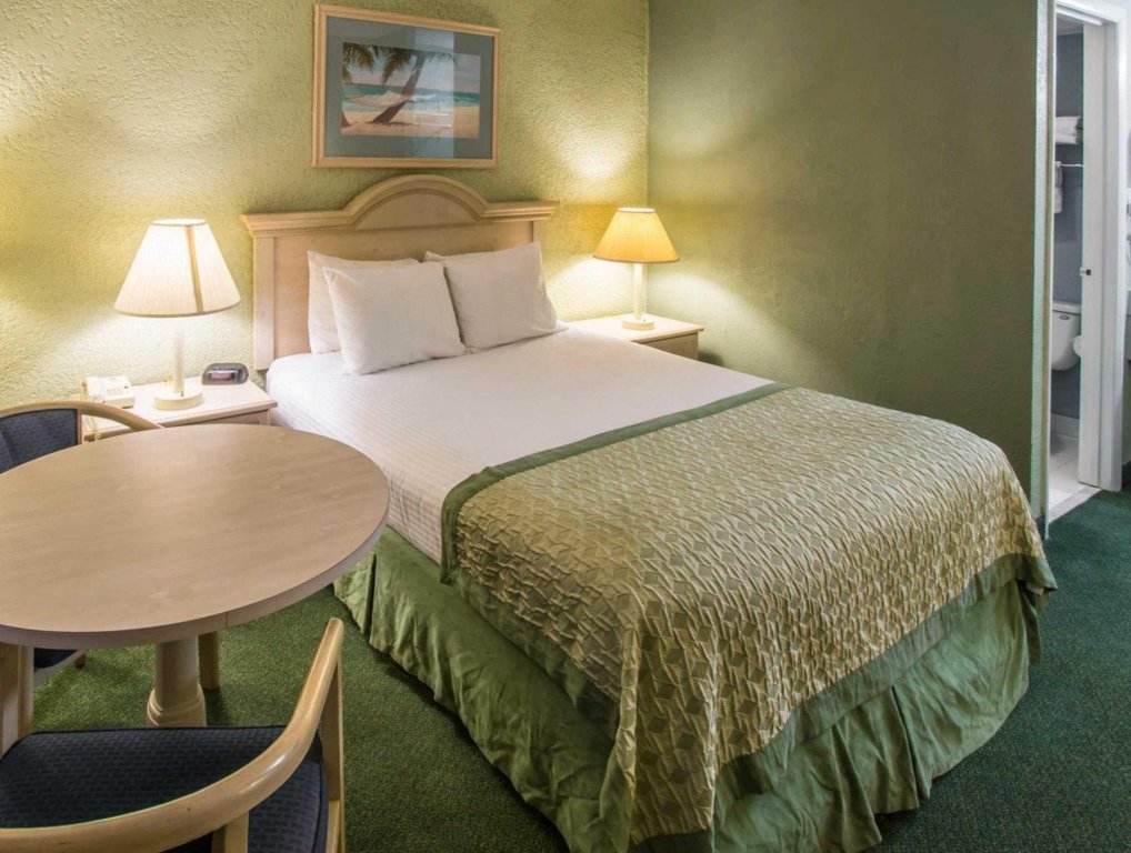 Фото Days Inn by Wyndham Stuart