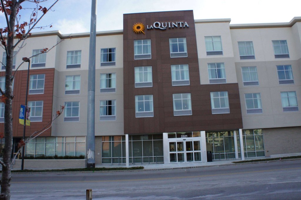 Фото La Quinta Inn & Suites by Wyndham Kansas City Beacon Hill