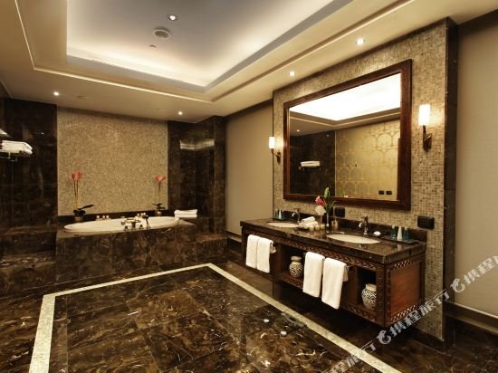 Фото Movenpick Ambassador Hotel