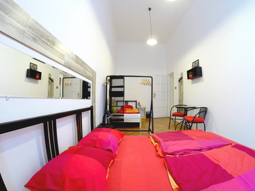 Фото Friends Hostel and Apartments Budapest