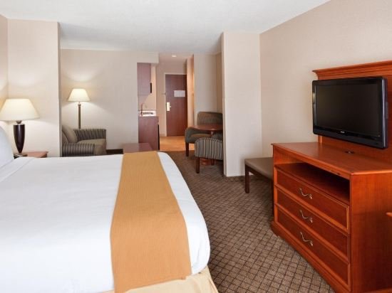 Фото Holiday Inn Express Hotel & Suites Tilton - Lakes Region, an Ihg Hotel