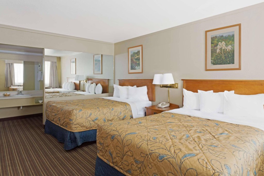 Фото Days Inn by Wyndham Provo