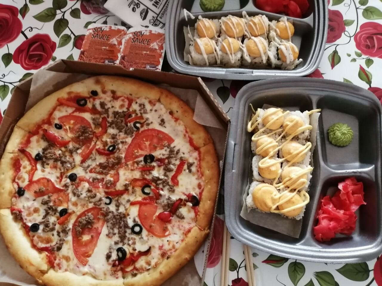фото роллов и пиццы на столе дома фото 103