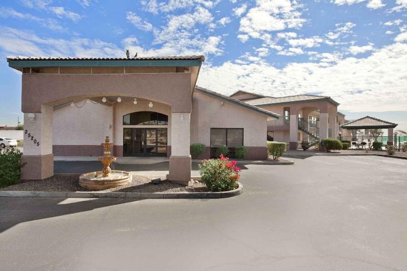 Фото Days Inn by Wyndham Buckeye