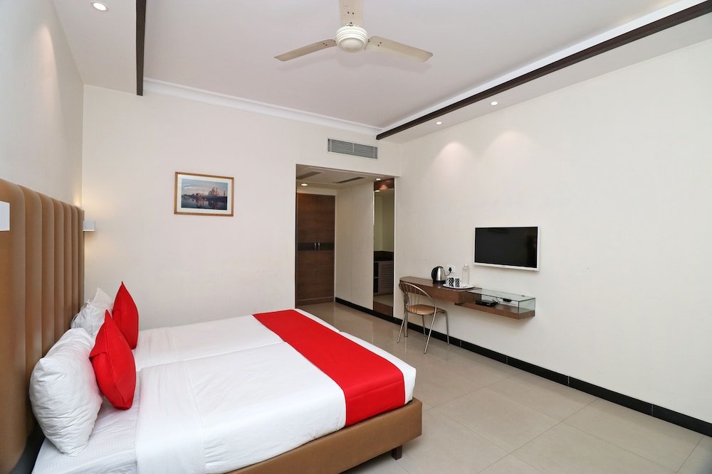 Фото Capital O 1796 Grand Hotel