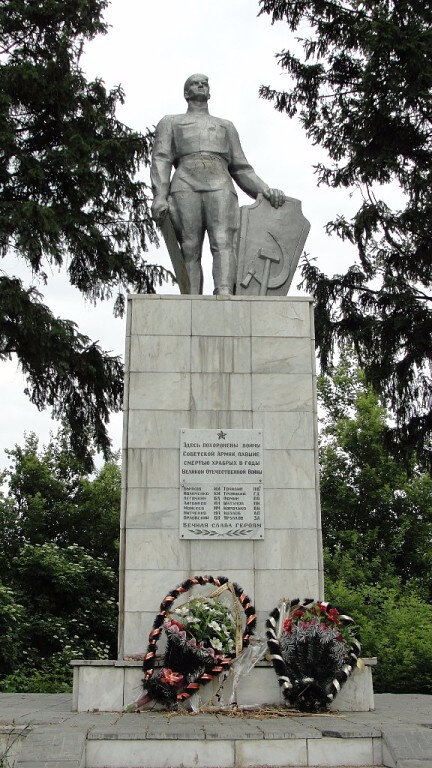 Памятник, мемориал Братская могила воинов Советской Армии, погибших в период Великой Отечественной войны, Курская область, фото