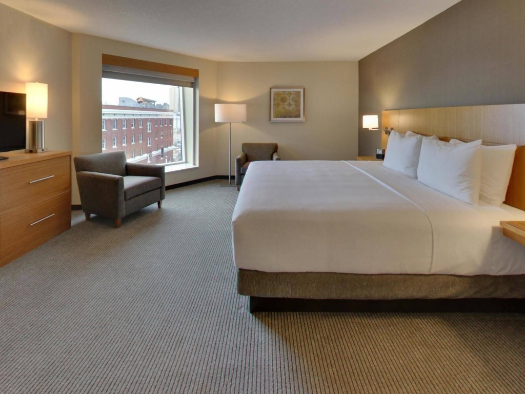 Фото DoubleTree by Hilton Edmonton Downtown