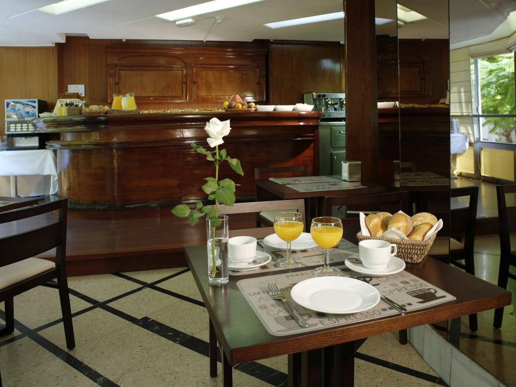 Фото Hotel Adonis Pelinor