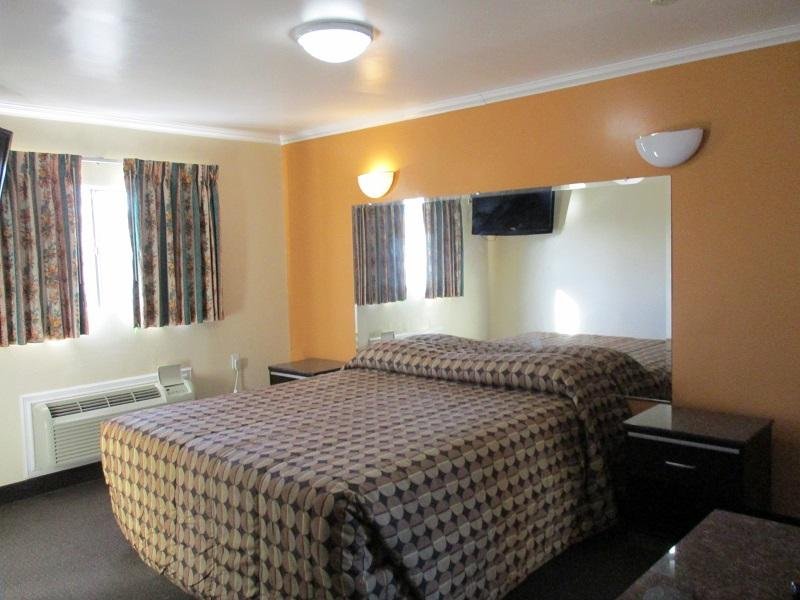 Фото Golden West Manor Motel