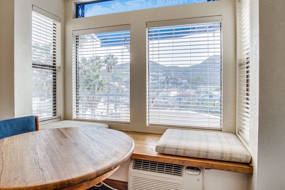 Фото Seaport Village Inn Avalon