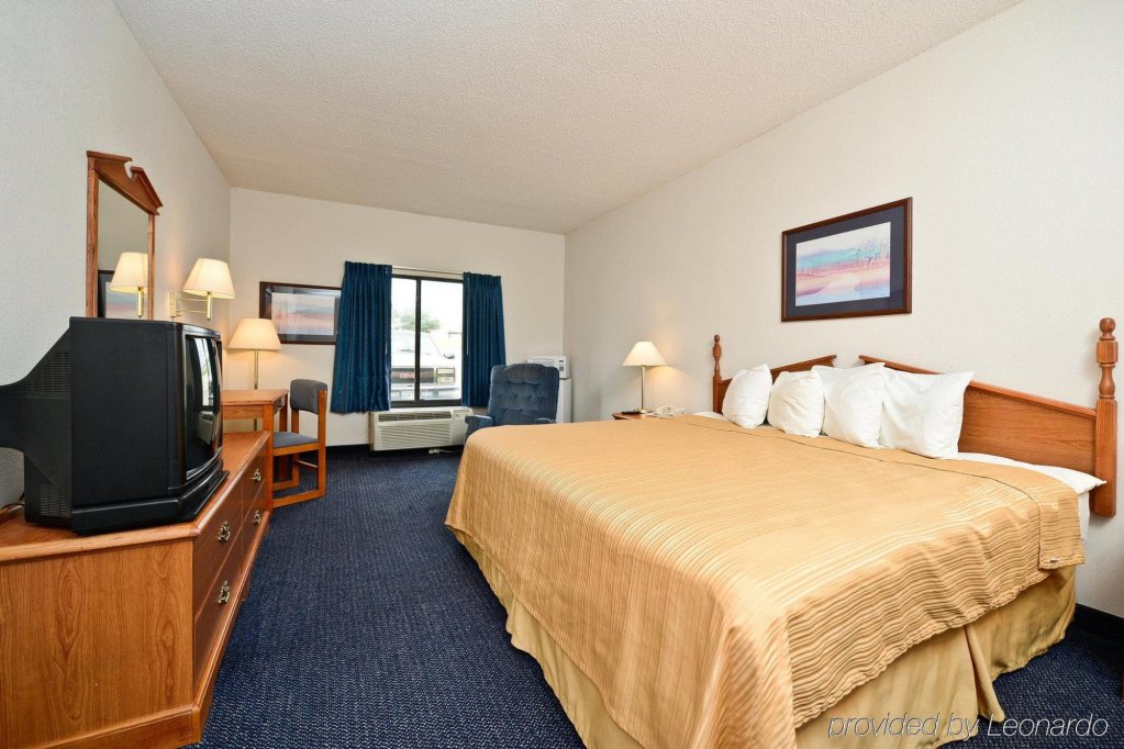 Фото Red Roof Inn & Suites Austin East - Manor