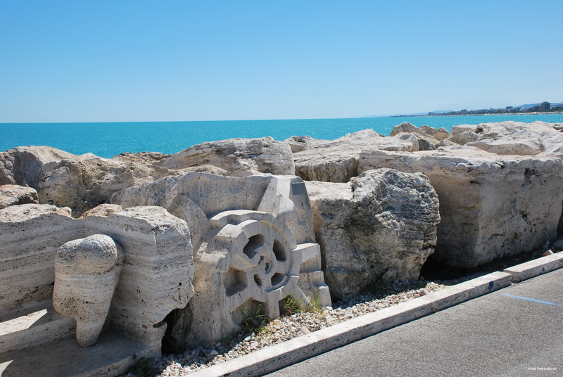 Фото International