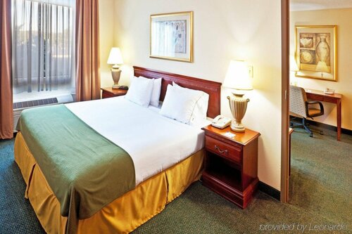 Гостиница Holiday Inn Express Hotel & Suites Edmond, an Ihg Hotel