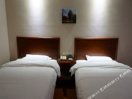 Фото GreenTree Inn Qingdao Development District Sdust Express Hotel