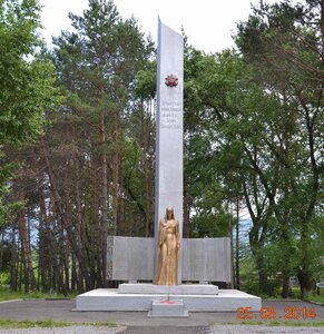 Памятник в честь воинов-односельчан, погибших в годы ВОВ (Еврейская автономная область, Облученский район, посёлок Биракан, Октябрьская улица), памятник, мемориал в Еврейской автономной области