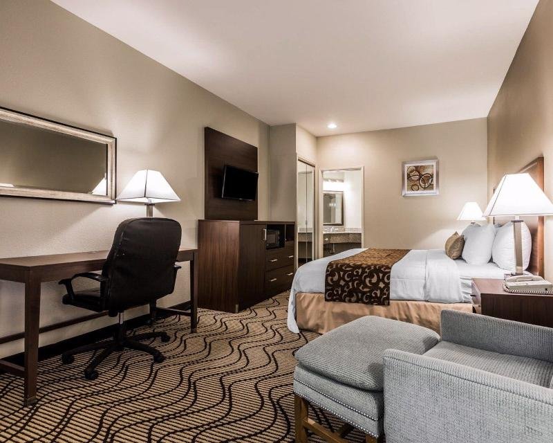 Фото Comfort Inn & Suites Orange County John Wayne Airport