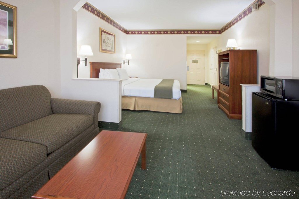 Фото Holiday Inn Express & Suites Orlando International Airport