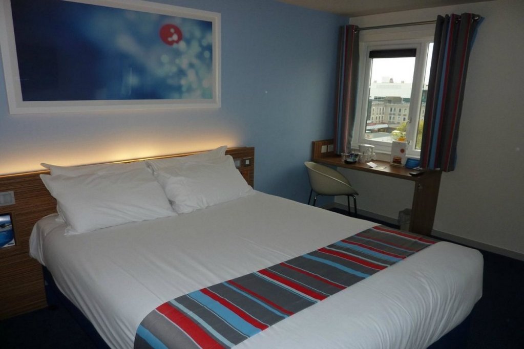 Фото Travelodge Manchester Upper Brook Street