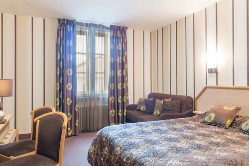 Гостиница Hôtel Les Platanes