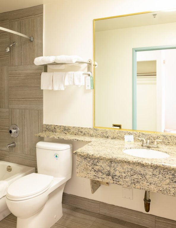 Фото Days Inn by Wyndham Santa Monica/Los Angeles