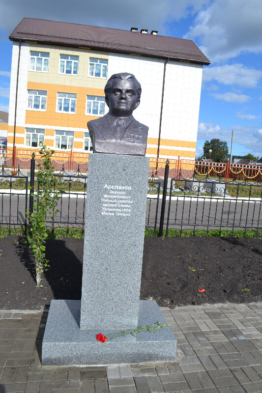 Monument, memorial Бюст полного кавалера ордена Славы Арсланова Зиатдина Миндубаевича, Republic of Tatarstan, photo