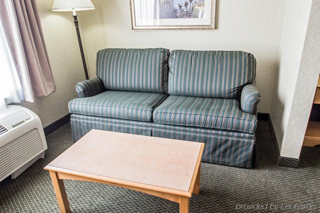 Фото Comfort Suites Downtown