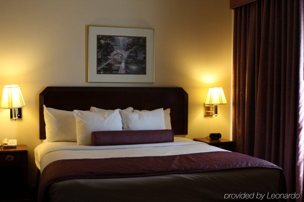 Фото Ashmore Inn & Suites