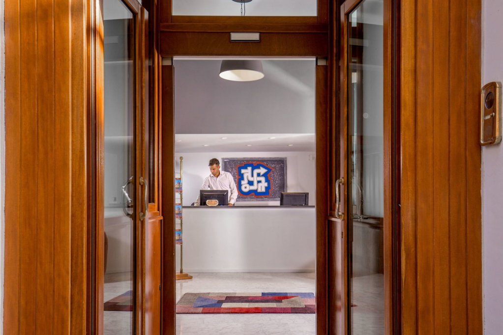 Фото Crossroad Hotel