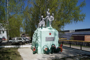 Революционерам (Chelyabinsk Region, Ust-Katav, Revolutionary Street) ، نصب تذكاري للحرب، مقبرة جماعية
