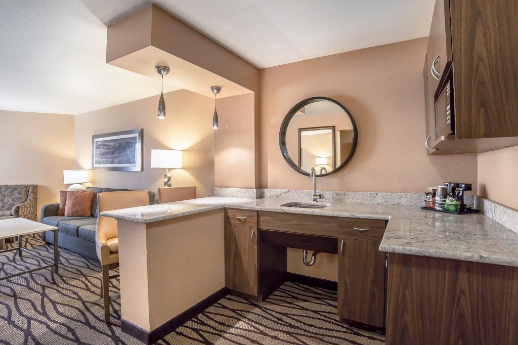 Фото Comfort Inn & Suites Market - Airport