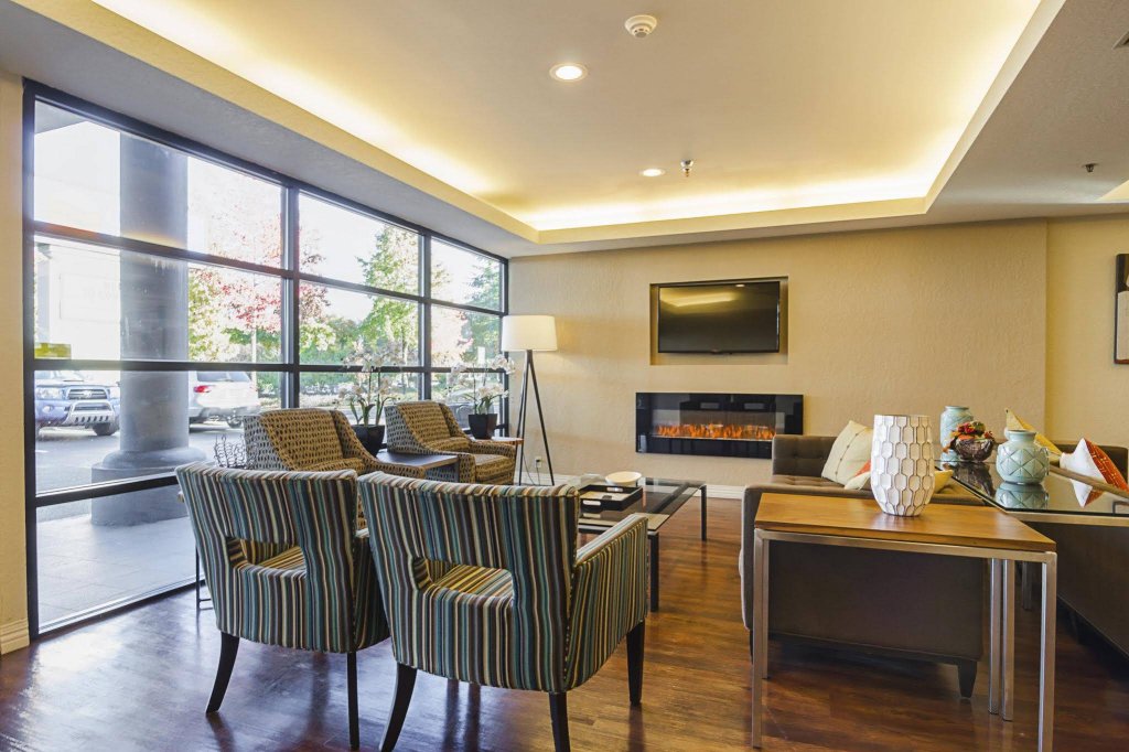 Фото Comfort Inn & Suites Sea-Tac Airport