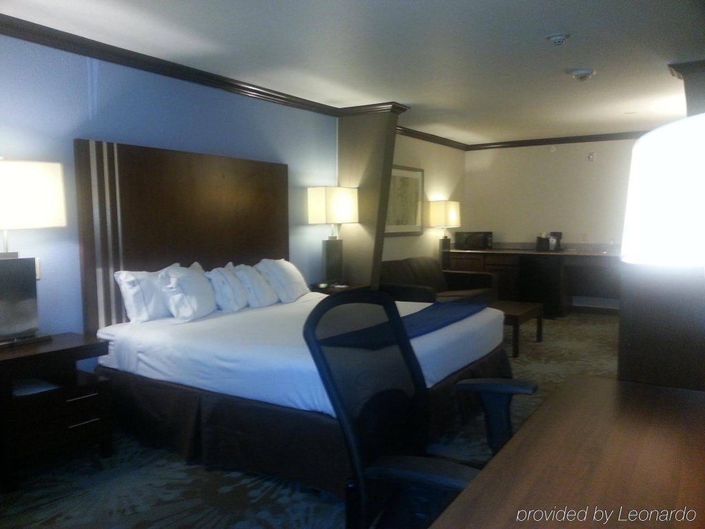Фото Holiday Inn Express Hotel & Suites Near Seaworld, an Ihg Hotel