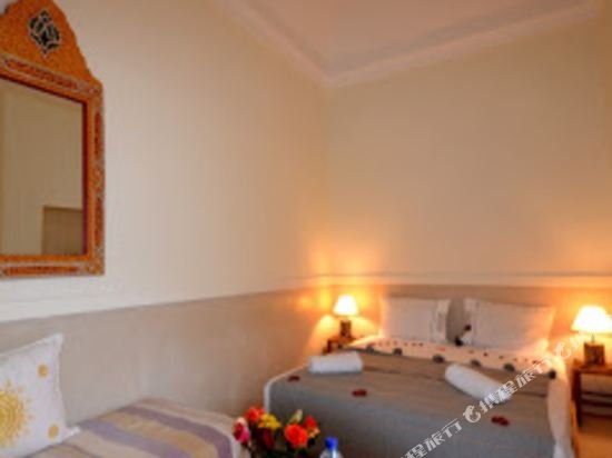 Фото Riad White Flowers