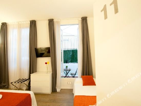 Фото Hostal Live Barcelona