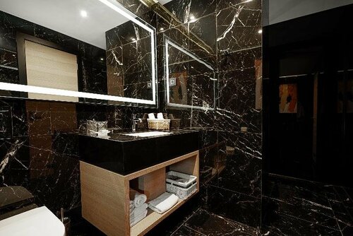 Maccani Black Luxury Suites