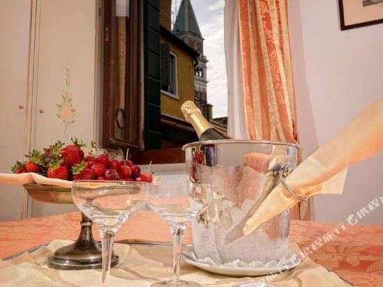 Фото Ambassador Tre Rose