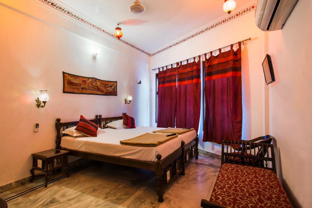 Фото Hotal Devraj Niwas on Lake Pichola Udaipur