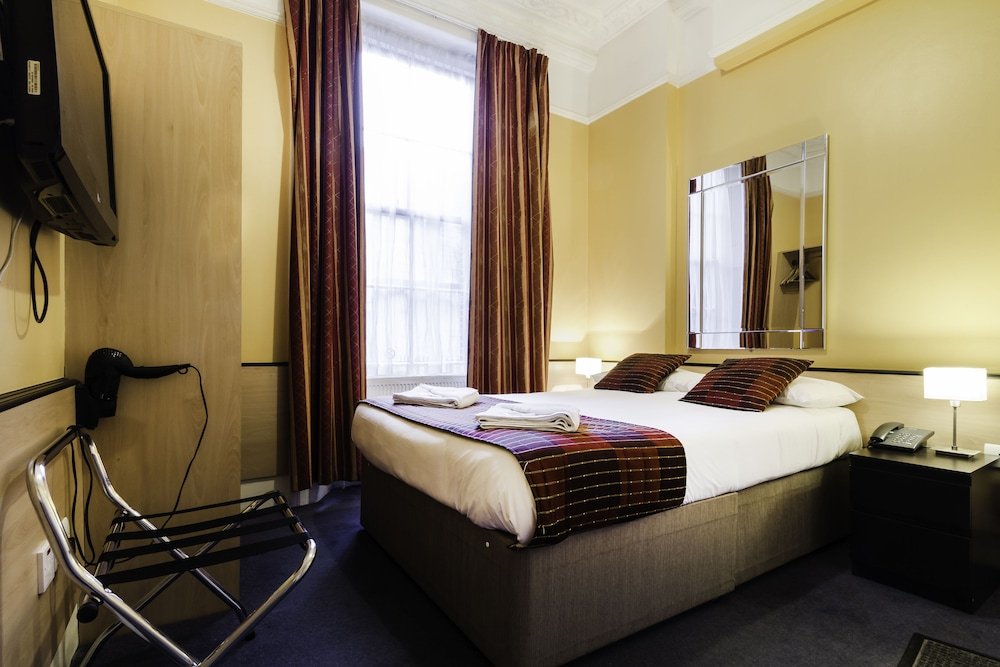 Фото Tudor Court Hotel