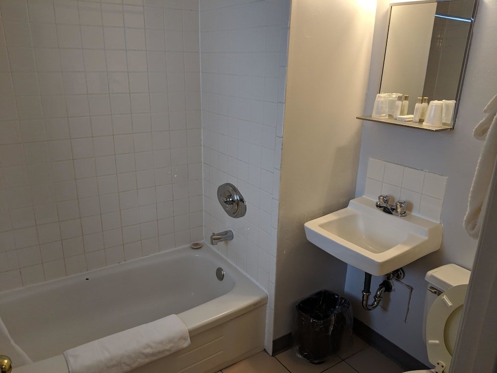 Фото Chalet Inn Motel