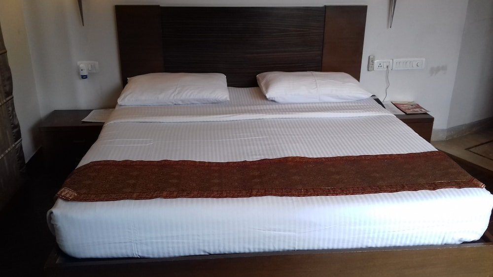 Фото Fabhotel Phoenix Hospitality