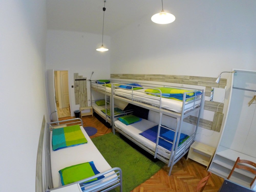 Фото Friends Hostel and Apartments Budapest
