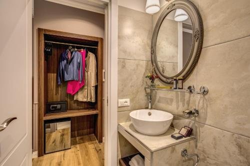 Фото Tree Charme Parliament Boutique Hotel