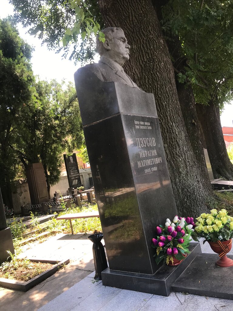 Graves of famous people Могила Героя Советского Союза, участника ВОВ Дзусова Ибрагима Магометовича, Vladikavkaz, photo