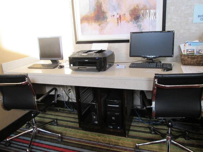 Фото Days Inn by Wyndham Cloverdale Greencastle