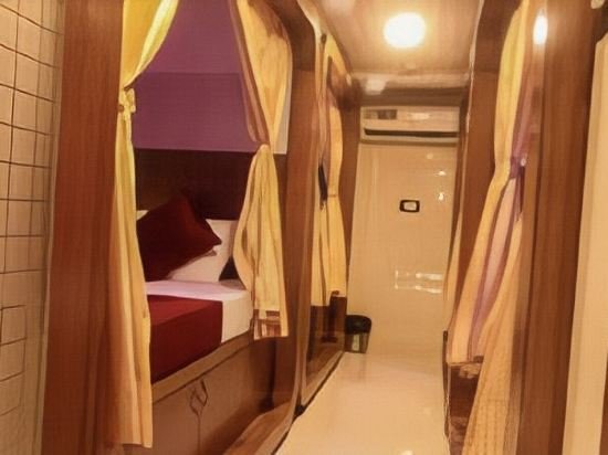 Фото Hotel Qubestay Airport