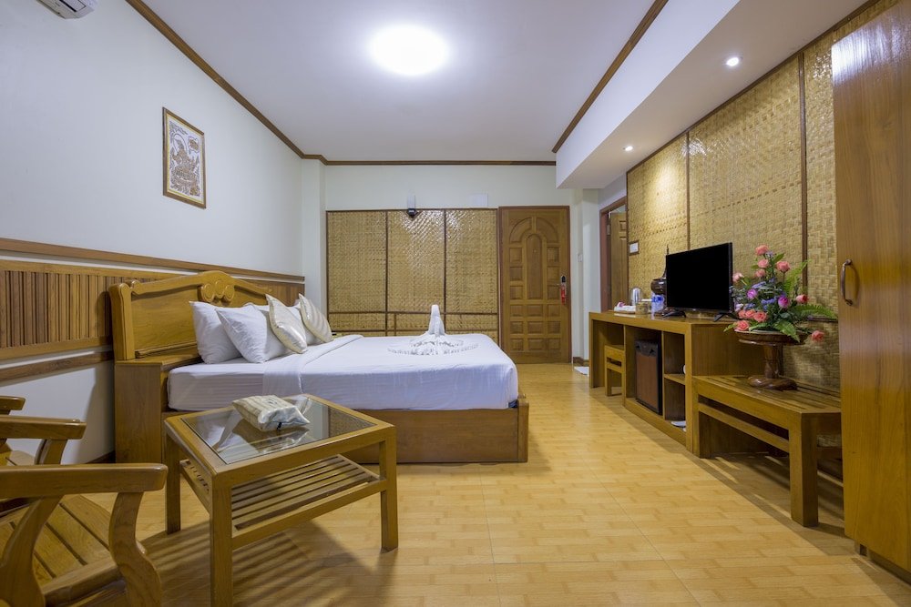 Фото Ten Mile Hotel