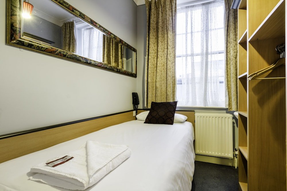 Фото Tudor Court Hotel